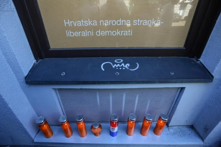 RAZOČARANI HNS-ovci ISPRED SREDIŠNJICE STRANKE ZAPALILI SVIJEĆE: 'HNS je umro'