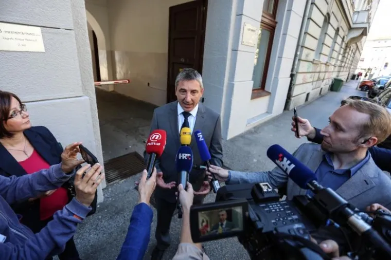RAZOČARANI HNS-ovci ISPRED SREDIŠNJICE STRANKE ZAPALILI SVIJEĆE: 'HNS je umro'
