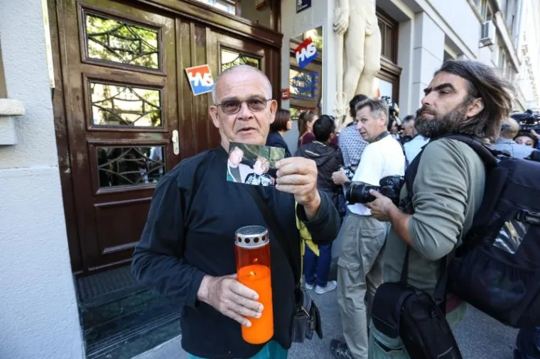 RAZOČARANI HNS-ovci ISPRED SREDIŠNJICE STRANKE ZAPALILI SVIJEĆE: 'HNS je umro'