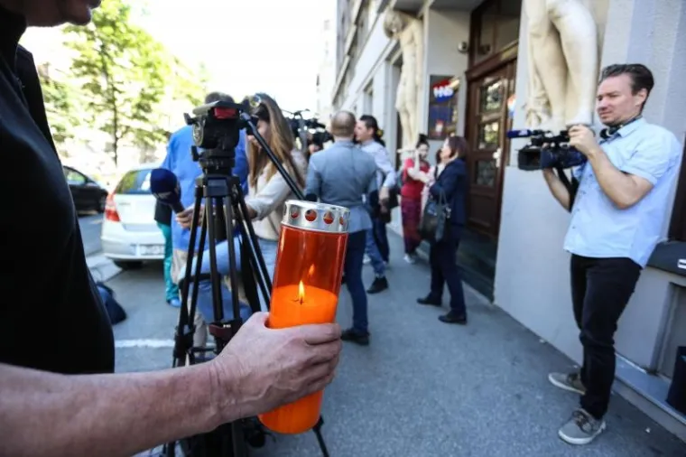 RAZOČARANI HNS-ovci ISPRED SREDIŠNJICE STRANKE ZAPALILI SVIJEĆE: 'HNS je umro'
