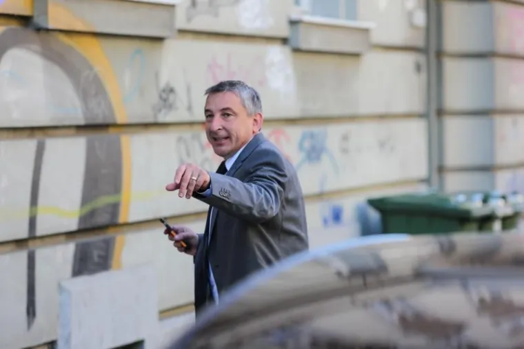 Predrag Štromar izašao je na sporedni ulaz pa dao izjavu za medije.