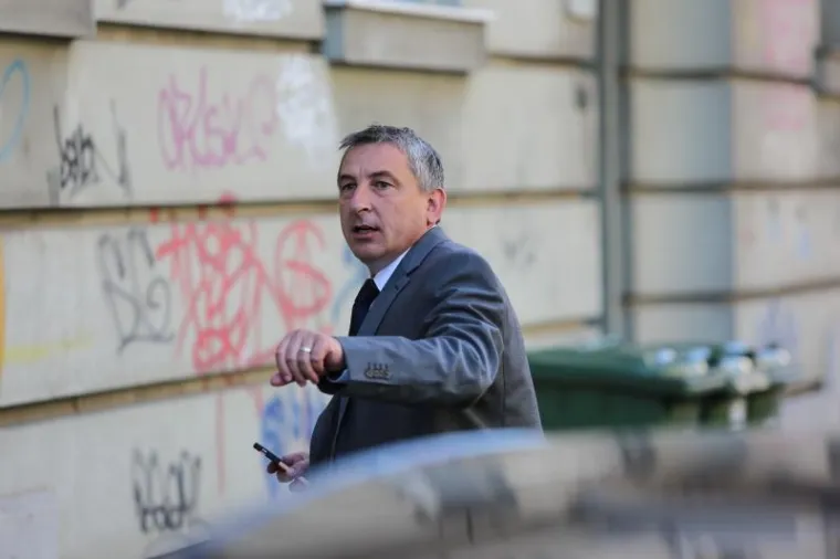 RAZOČARANI HNS-ovci ISPRED SREDIŠNJICE STRANKE ZAPALILI SVIJEĆE: 'HNS je umro'