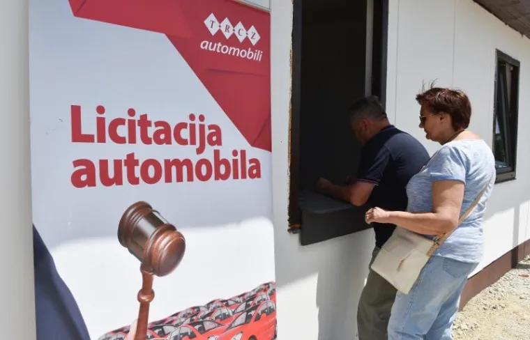Na skladi&scaron;tu TRCZ automobila d.o.o. građani su danas pregledavali ponuđena rabljena vozila i uplaćivali jamčevine uoči velike javne dražbe koja će biti održana sljedeće subote. Na dražbi su ponuđena polovna vozila koja su koristile državne institucije, ustanove, javna poduzeća, policija...