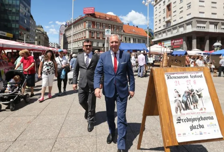 ČESTITALI SI I IZLJUBILI SE: Zagrebački i splitski gradonačelnik popili kavu na Trgu bana Jelačića