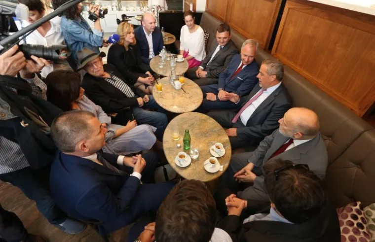 ČESTITALI SI I IZLJUBILI SE: Zagrebački i splitski gradonačelnik popili kavu na Trgu bana Jelačića