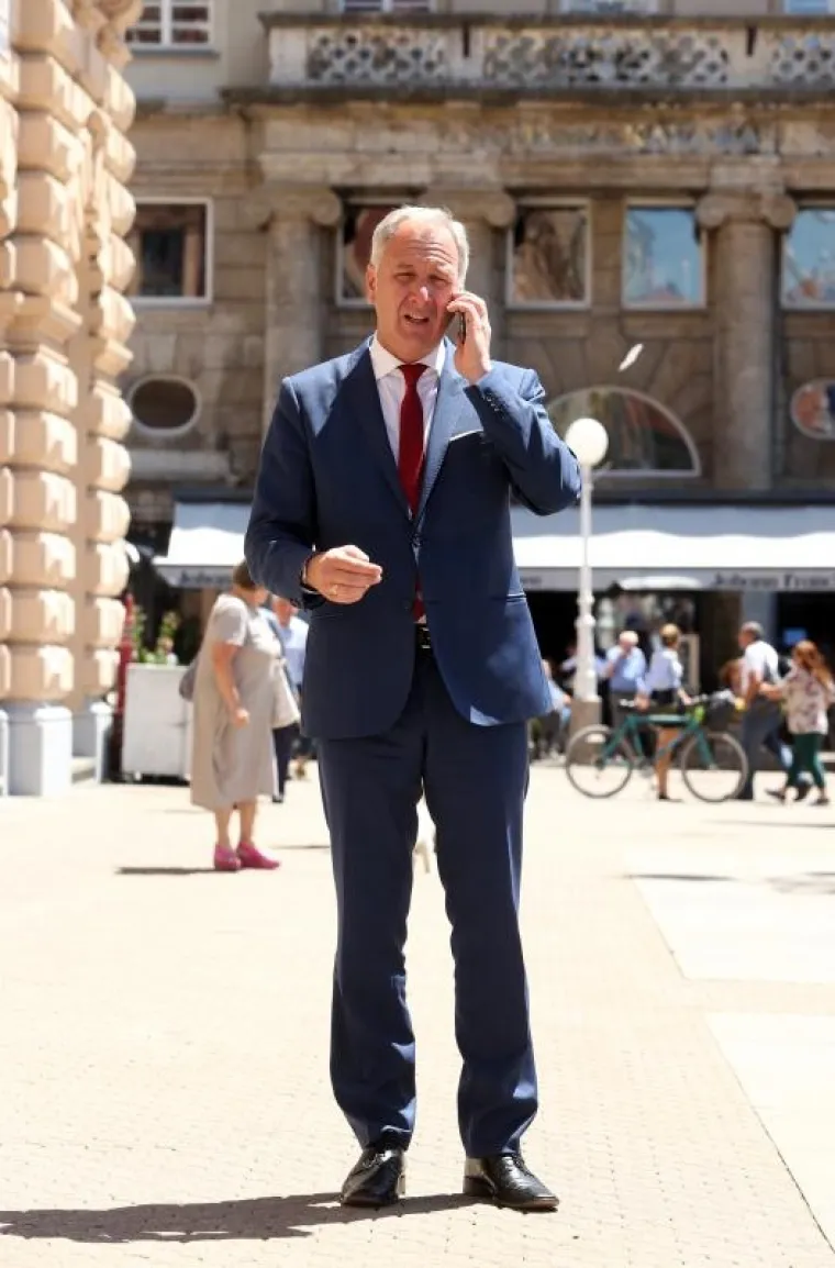 ČESTITALI SI I IZLJUBILI SE: Zagrebački i splitski gradonačelnik popili kavu na Trgu bana Jelačića