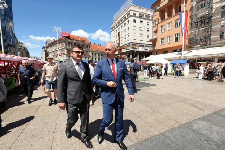 ČESTITALI SI I IZLJUBILI SE: Zagrebački i splitski gradonačelnik popili kavu na Trgu bana Jelačića