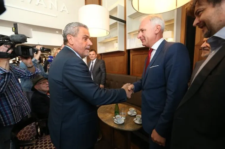 ČESTITALI SI I IZLJUBILI SE: Zagrebački i splitski gradonačelnik popili kavu na Trgu bana Jelačića