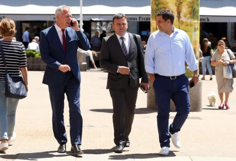 ČESTITALI SI I IZLJUBILI SE: Zagrebački i splitski gradonačelnik popili kavu na Trgu bana Jelačića