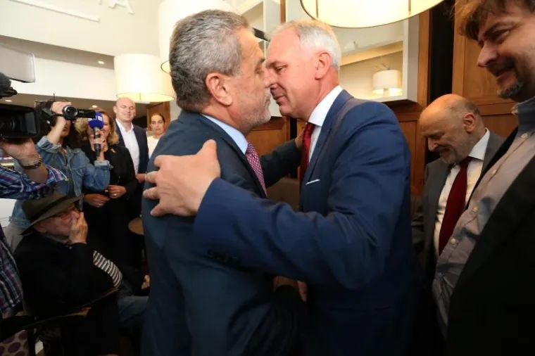 U Maloj kavani na Trgu bana Jelačića zagrebački gradonačelnik Milan Bandić popio je kavu s novoizabranim splitskim gradonačelnikom Androm Krstulovićem Oparom