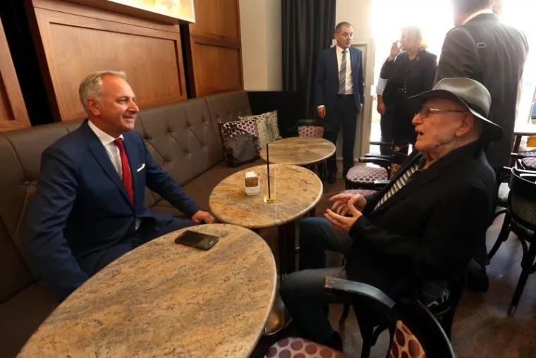 ČESTITALI SI I IZLJUBILI SE: Zagrebački i splitski gradonačelnik popili kavu na Trgu bana Jelačića