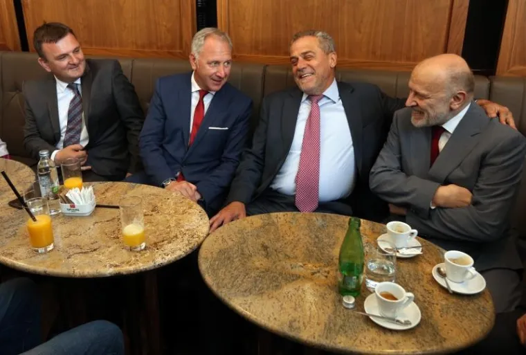 ČESTITALI SI I IZLJUBILI SE: Zagrebački i splitski gradonačelnik popili kavu na Trgu bana Jelačića