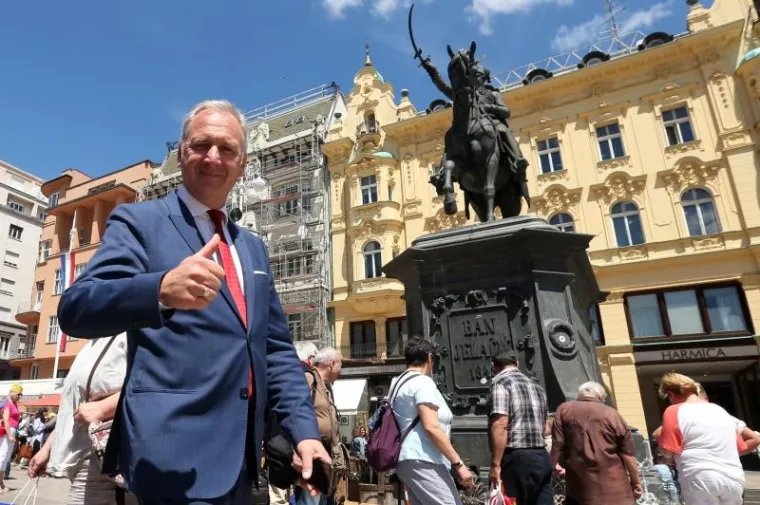 ČESTITALI SI I IZLJUBILI SE: Zagrebački i splitski gradonačelnik popili kavu na Trgu bana Jelačića