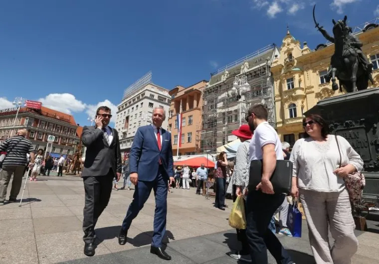 ČESTITALI SI I IZLJUBILI SE: Zagrebački i splitski gradonačelnik popili kavu na Trgu bana Jelačića