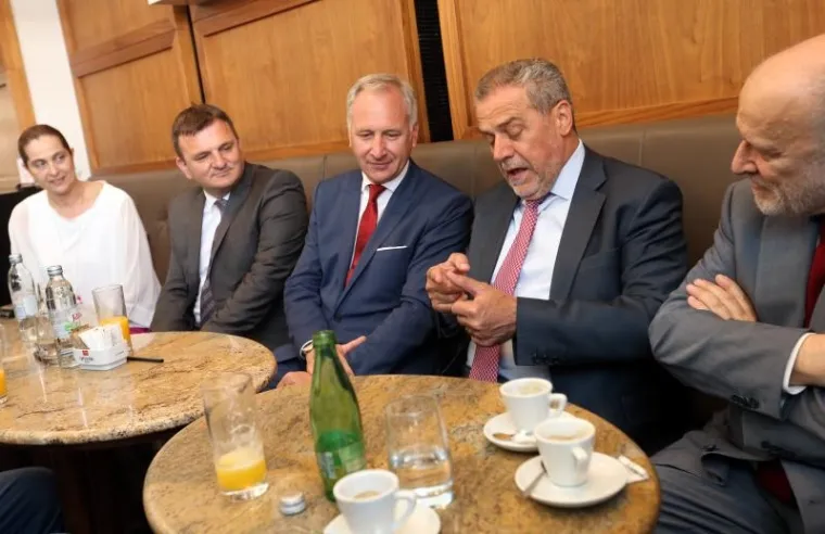 ČESTITALI SI I IZLJUBILI SE: Zagrebački i splitski gradonačelnik popili kavu na Trgu bana Jelačića