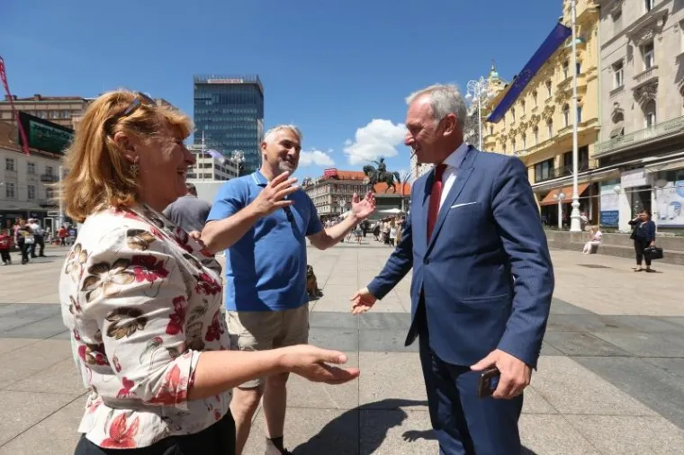 ČESTITALI SI I IZLJUBILI SE: Zagrebački i splitski gradonačelnik popili kavu na Trgu bana Jelačića