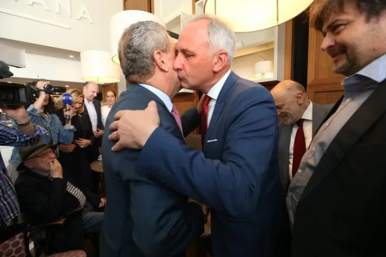 ČESTITALI SI I IZLJUBILI SE: Zagrebački i splitski gradonačelnik popili kavu na Trgu bana Jelačića