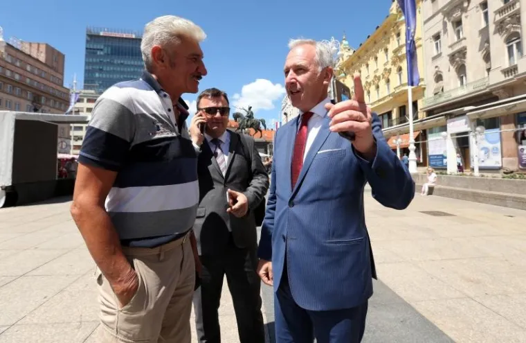 ČESTITALI SI I IZLJUBILI SE: Zagrebački i splitski gradonačelnik popili kavu na Trgu bana Jelačića