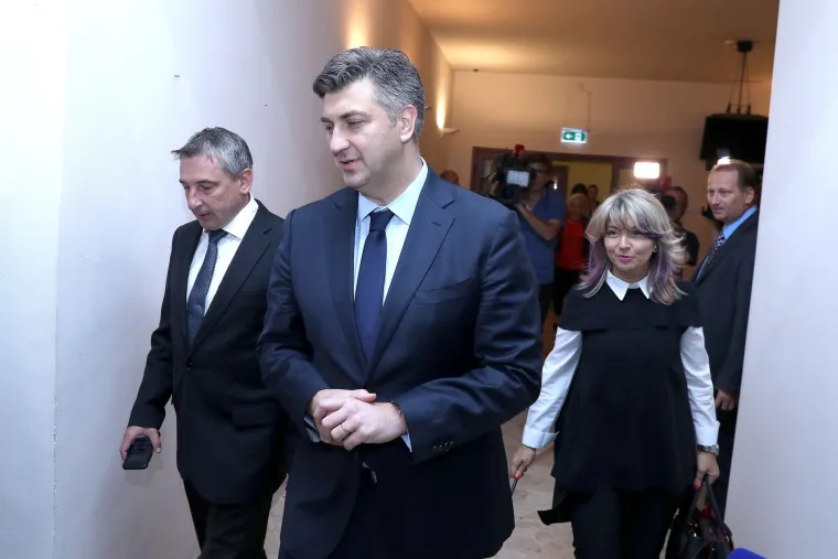 Klub zastupnika HDZ-a prije glasovanja u Saboru o povjerenju novim ministrima