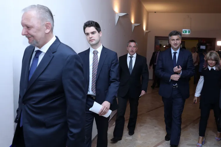 Klub zastupnika HDZ-a prije glasovanja u Saboru o povjerenju novim ministrima