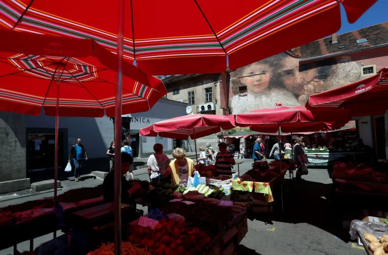Mural majke i djeteta na pročelju kuće pored ribarnice na tržnici Dolac