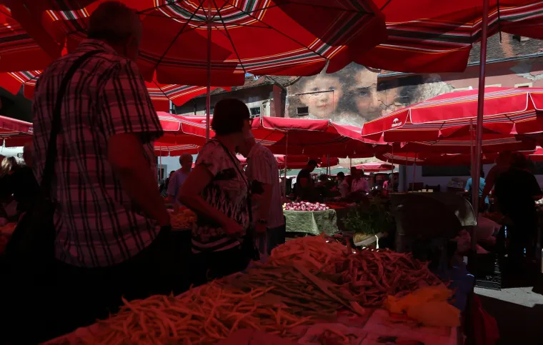 Mural majke i djeteta na pročelju kuće pored ribarnice na tržnici Dolac