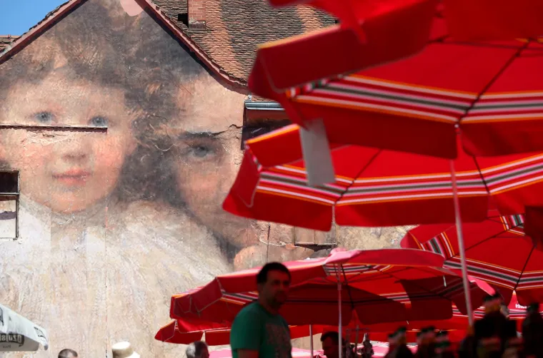 Mural majke i djeteta na pročelju kuće pored ribarnice na tržnici Dolac