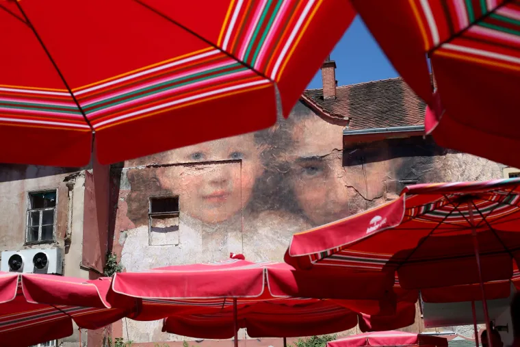 Mural majke i djeteta na pročelju kuće pored ribarnice na tržnici Dolac