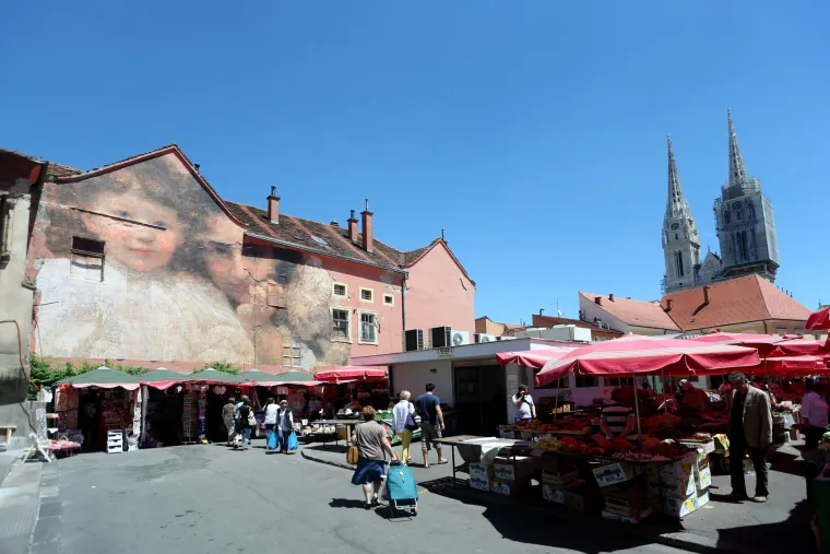 Mural majke i djeteta na pročelju kuće pored ribarnice na tržnici Dolac
