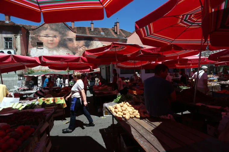 Mural majke i djeteta na pročelju kuće pored ribarnice na tržnici Dolac