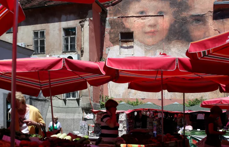 Mural majke i djeteta na pročelju kuće pored ribarnice na tržnici Dolac