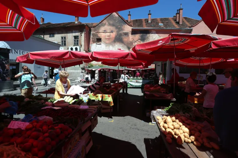 Mural majke i djeteta na pročelju kuće pored ribarnice na tržnici Dolac