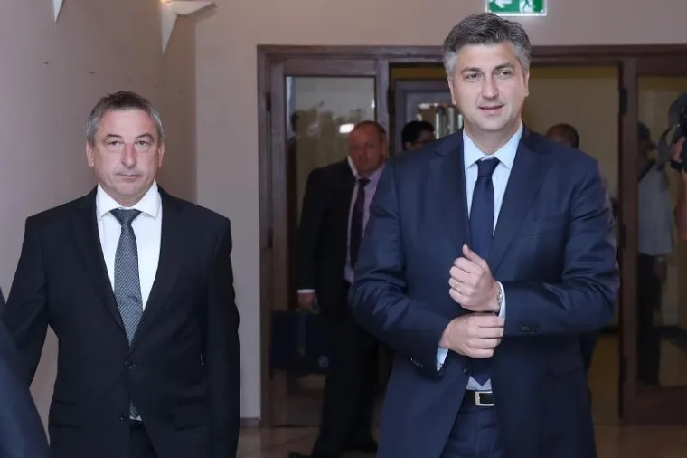 KANDIDATI ZA MINISTRE STIGLI U SABOR: Premijer se pojavio u pratnji HNS-ovaca