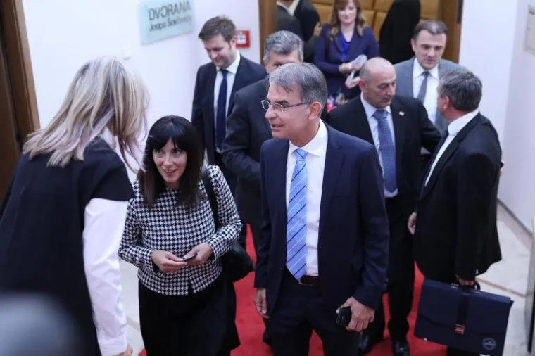 KANDIDATI ZA MINISTRE STIGLI U SABOR: Premijer se pojavio u pratnji HNS-ovaca