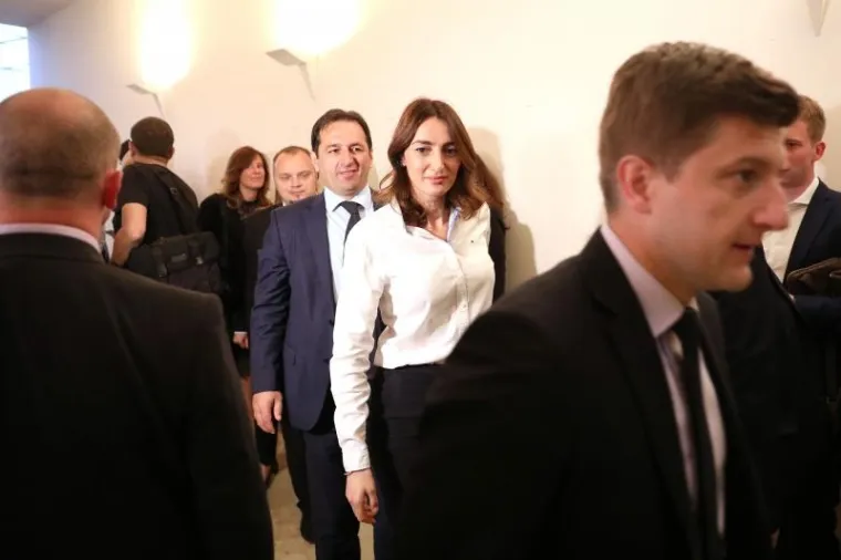KANDIDATI ZA MINISTRE STIGLI U SABOR: Premijer se pojavio u pratnji HNS-ovaca