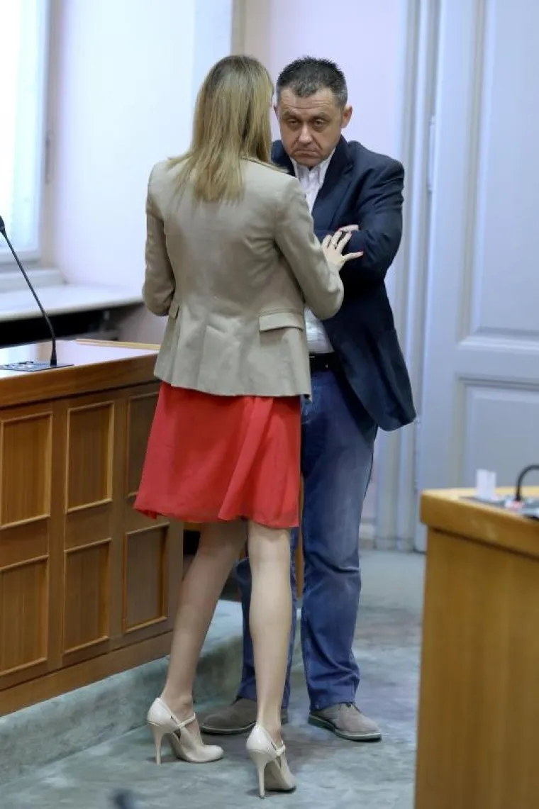 Sabina Glasovac i Igor Dragovan na sjednici Hrvatskog sabora na kojoj je u dnevni red uvršteno glasovanje o novim ministrima. SDP-ovci su glasni s kritikama i prozivkama na račun svojih donedavnih koalicijskih partnera iz HNS-a. Foto: Patrik Macek/PIXSELL