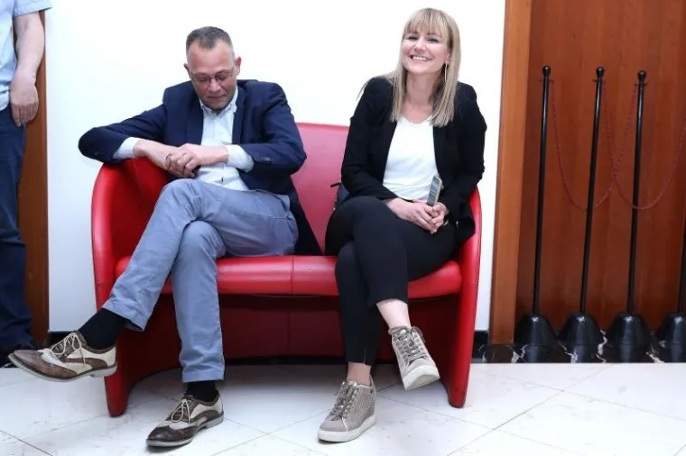 ČEKAJU GLASOVANJE O MINISTRIMA: Esih i Hasanbegović odmaraju na crvenom saborskom kauču