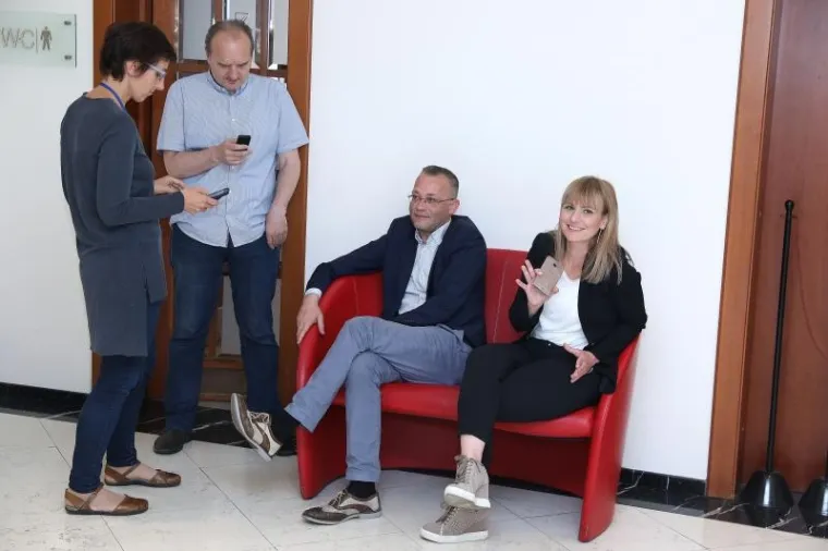 ČEKAJU GLASOVANJE O MINISTRIMA: Esih i Hasanbegović odmaraju na crvenom saborskom kauču