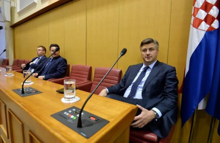 FOTOGALERIJA: Uzbudljiva atmosfera u Saboru za vrijeme glasanja o novim ministrima