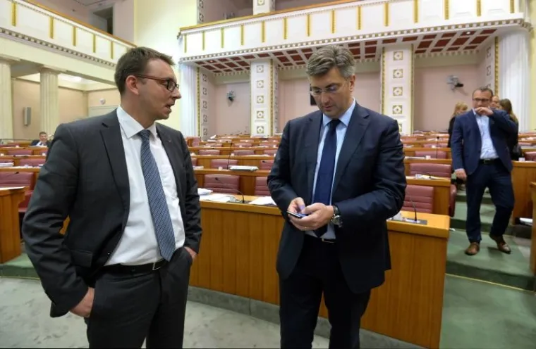 FOTOGALERIJA: Uzbudljiva atmosfera u Saboru za vrijeme glasanja o novim ministrima