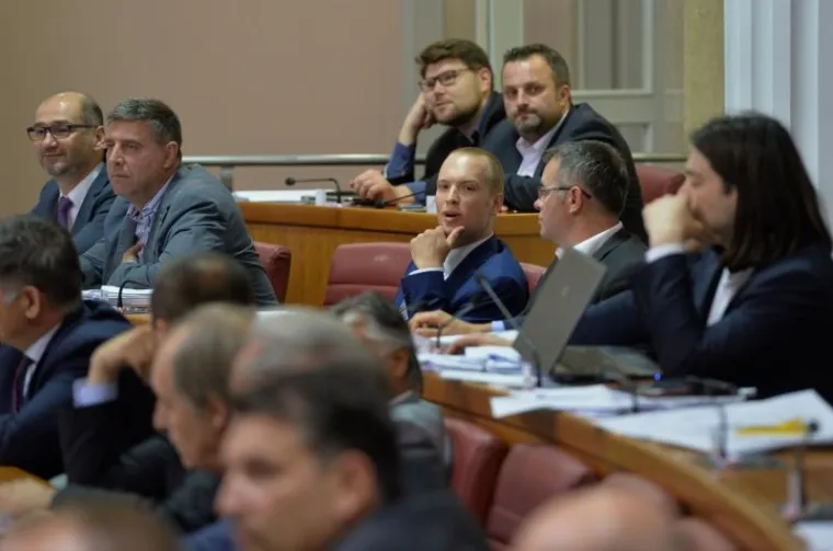 FOTOGALERIJA: Uzbudljiva atmosfera u Saboru za vrijeme glasanja o novim ministrima