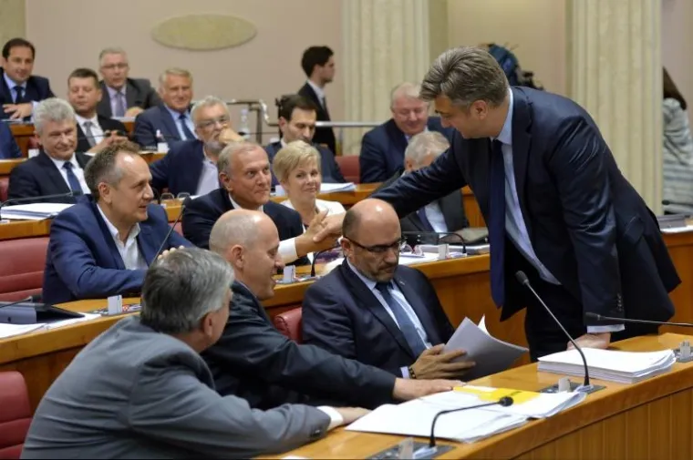 FOTOGALERIJA: Uzbudljiva atmosfera u Saboru za vrijeme glasanja o novim ministrima