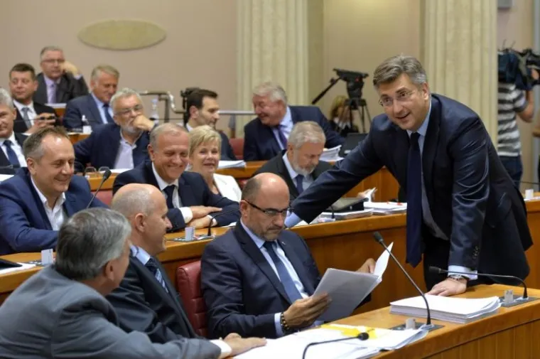 FOTOGALERIJA: Uzbudljiva atmosfera u Saboru za vrijeme glasanja o novim ministrima