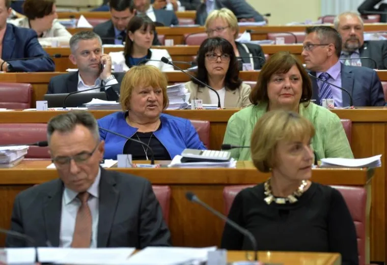 FOTOGALERIJA: Uzbudljiva atmosfera u Saboru za vrijeme glasanja o novim ministrima