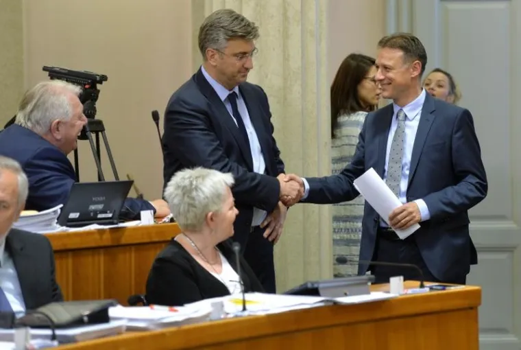 FOTOGALERIJA: Uzbudljiva atmosfera u Saboru za vrijeme glasanja o novim ministrima