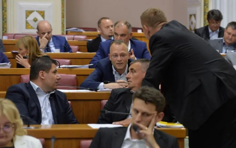 FOTOGALERIJA: Uzbudljiva atmosfera u Saboru za vrijeme glasanja o novim ministrima