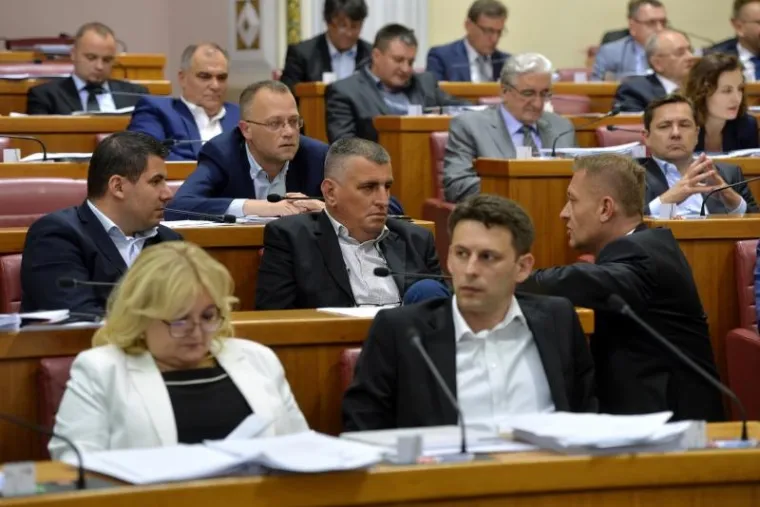 FOTOGALERIJA: Uzbudljiva atmosfera u Saboru za vrijeme glasanja o novim ministrima