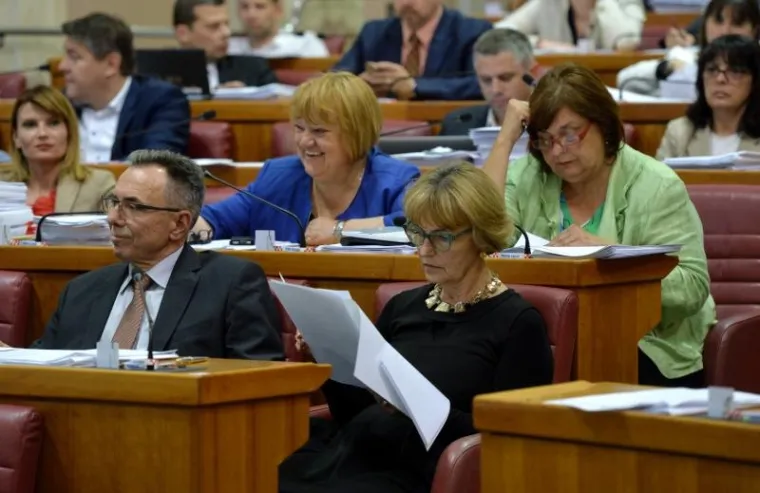 FOTOGALERIJA: Uzbudljiva atmosfera u Saboru za vrijeme glasanja o novim ministrima