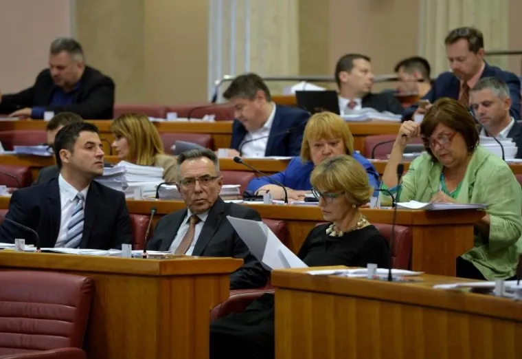 FOTOGALERIJA: Uzbudljiva atmosfera u Saboru za vrijeme glasanja o novim ministrima