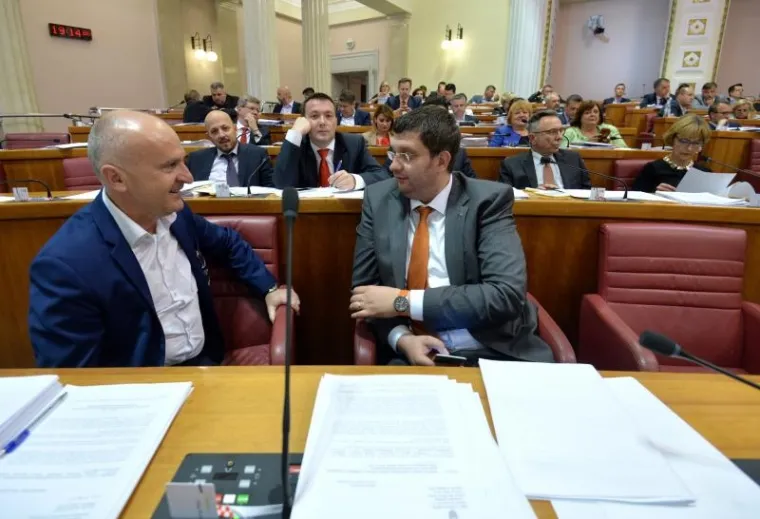 FOTOGALERIJA: Uzbudljiva atmosfera u Saboru za vrijeme glasanja o novim ministrima